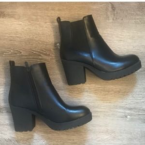Black Chelsea boot with chunky 3" heel